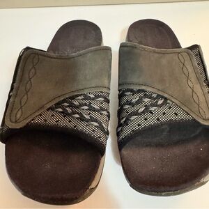 Merrell Lilyfern Leather and Mesh slide sandals. Slip-Resistant Rubber sole